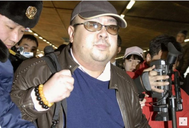 Báo Mỹ: Anh trai ông Kim Jong Un 'từng làm việc cho CIA' Kim Jong Nam tới sân bay Bắc Kinh hồi tháng 2/2007 (Reuters/Kyodo)