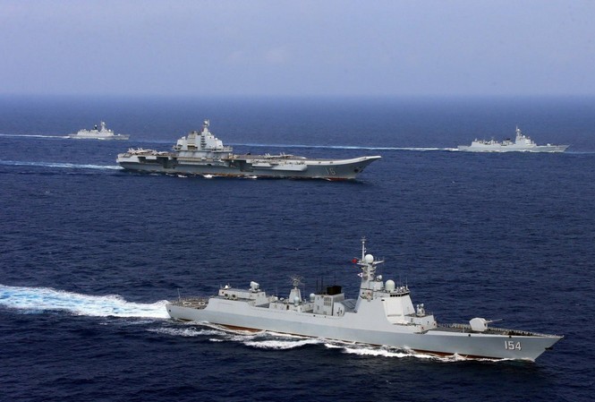 Trung Quốc tuyên bố 'không dùng tàu sân bay giải quyết tranh chấp trên biển' Tàu Liêu Ninh (giữa) trong một lần tập trận ở Thái Bình Dương