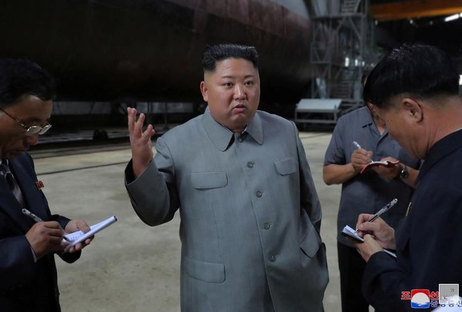 KCNA: Ông Kim Jong Un thị sát tàu ngầm mới đóng Ông Kim Jong Un tới thăm một nhà máy chế tạo tàu ngầm ở một địa điểm bí mật ngày 23/7 (KCNA)