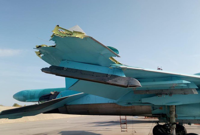 Tiêm kích bom Su-34 của Nga va chạm nát cánh vẫn hạ cánh an toàn Chiếc Su-34 bị mất đầu cánh