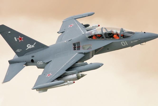 Sức mạnh tiêm -cường kích huấn luyện Yak-130 Máy bay Yak-130