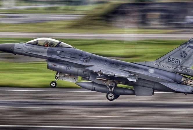 Chiến đấu cơ Trung Quốc, Đài Loan liên tiếp đối đầu Tiêm kích F-16 của Đài Loan được phái đi chặn chiến đấu cơ Trung Quốc