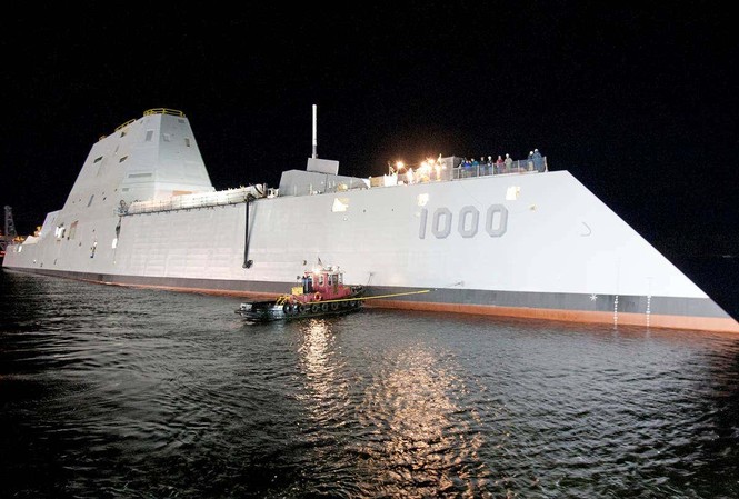 Khu trục hạm tàng hình Zumwalt của hải quân Mỹ ‘sống lại’ nhờ đạn siêu tốc Tàu Zumwalt với khẩu pháo AGS chĩa thẳng lên trời