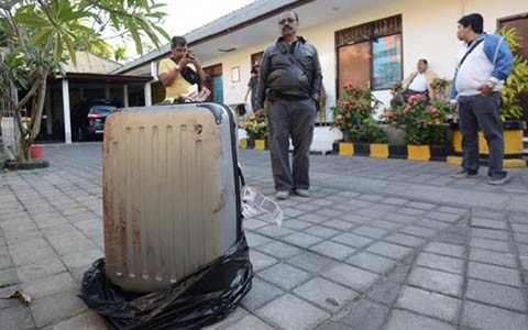 Giấu xác mẹ trong vali suốt 8 tháng vì không đủ tiền làm đám ma Giấu xác mẹ trong vali suốt 8 tháng vì không đủ tiền làm đám ma