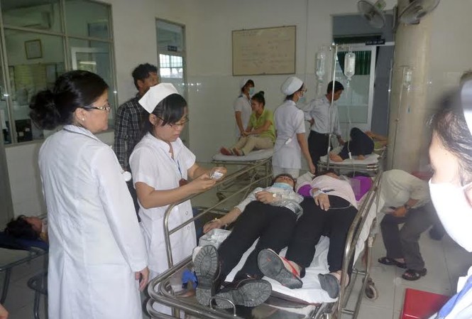 Hàng loạt công nhân nhập viện nghi bị ngộ độc thực phẩm Cấp cứu công nhân nghi bị ngộ độc.
