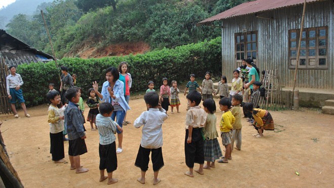 Hết mình vì trẻ em miền núi Nhóm Cỏ Ba Lá dạy vệ sinh chân tay cho trẻ em miền núi