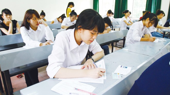 Bỏ điểm sàn: Tiêu chí mới phải mang tính tổng hợp Thí sinh dự thi ĐH - CĐ 2013 tại Hà Nội. Ảnh: như ý