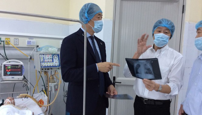 Bộ Y tế chậm công bố dịch sởi, coi nhẹ y tế dự phòng Ông Kansai, trưởng đại diện tổ chức Y tế thế giới, thăm bệnh nhi sởi tại BV Nhi T.Ư. ảnh: Thái Hà