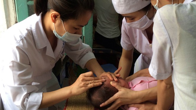Dịch sởi, nóng chỉ đạo, lạnh thực hiện! Dịch sởi đang nóng lên từng ngày cả trên thực tế lẫn công tác chỉ đạo. ảnh: Thái hà