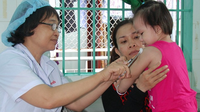 Soi sởi từ cổng bệnh viện Trẻ được tiêm vaccine phòng sởi tại Bệnh viện Nhi đồng 1 hôm qua. ảnh: L.N