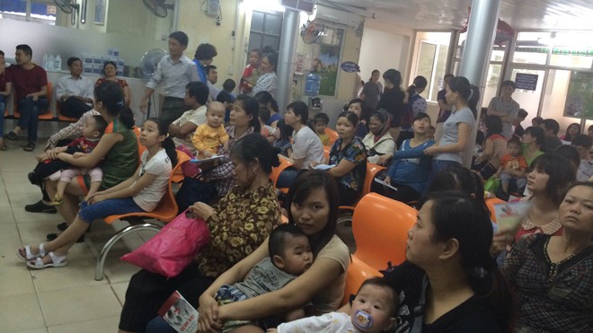 Hà Nội mở 30 điểm tiêm vắc-xin sởi miễn phí Trẻ đợi tiêm vắc-xin sởi tại điểm tiêm Viện Vệ sinh dịch tễ T.Ư Ảnh. T.Hà