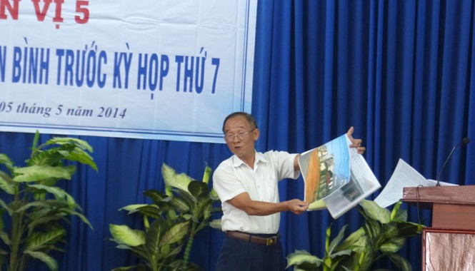 Cử tri phản đối xây sân golf trong sân bay Tân Sơn Nhất Đại biểu Lê Văn Sang đang trình những tài liệu minh chứng những vi phạm của việc xây sân golf
