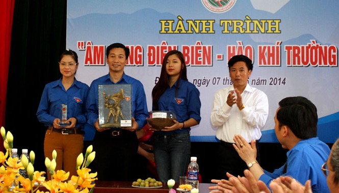 Khát vọng kết nối Điện Biên - Trường Sa Đại diện thành viên Hành trình nhận kỷ vật tỉnh Điện Biên gửi tới Trường Sa