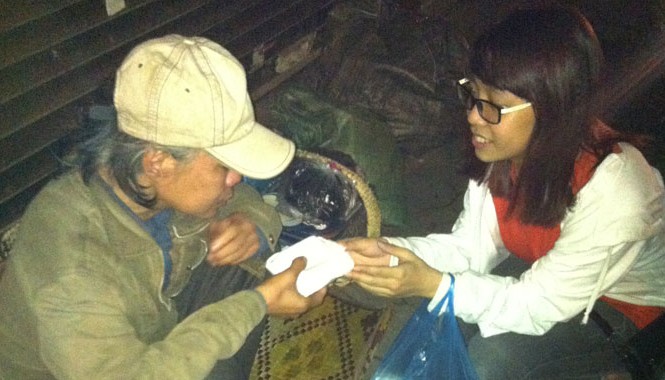Những gói xôi nóng trong đêm Sinh viên CLB Kỹ năng sống trường Đại học Ngoại thương tặng xôi cho bà cụ trên đường phố Hà Nội đêm 30/4. Ảnh: Hữu Thắng