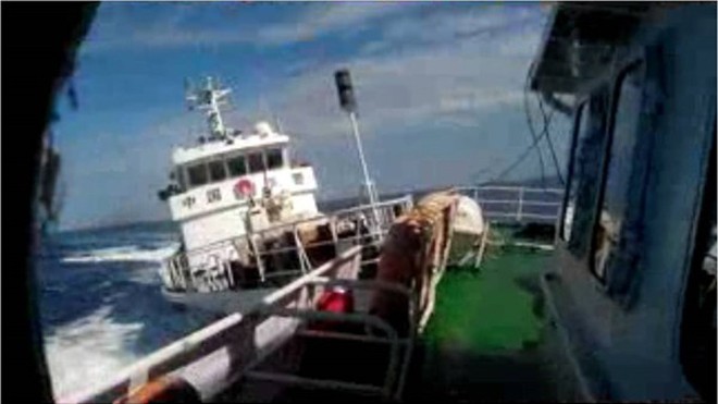 Hành vi của Trung Quốc vi phạm pháp luật Việt Nam và công ước quốc tế Tàu Trung Quốc hung hăng đâm vào tàu kiểm ngư Việt Nam. Ảnh: Cảnh sát biển cung cấp.