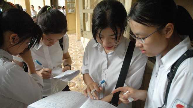Tuyển sinh lớp 10 THPT công lập Hà Nội: Bố hoặc mẹ phải có hộ khẩu Học sinh cuối cấp một trường THCS ở Hà Nội. Ảnh: Hồng Vĩnh