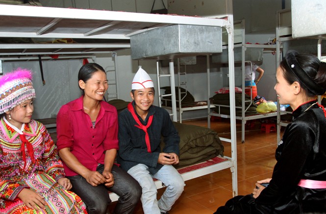 Không còn lo mưa dột, nắng nung Niềm vui về nhà bán trú mới trong câu chuyện của chị Lý Thị Trài (thứ hai từ trái sang) với giáo viên chủ nhiệm của hai con. ảnh: Xuân Tùng