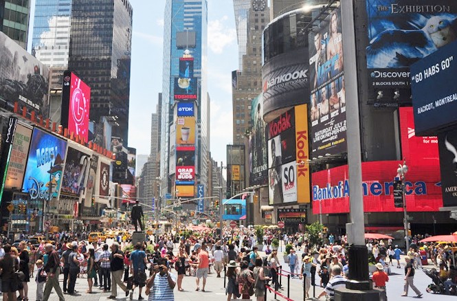 Du lịch Mỹ kết hợp thăm người thân Quảng trường thời đại Times Square luôn tấp nập du khách. Ảnh Hà Anh
