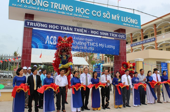 ACB hỗ trợ xây trường học mới tại nông thôn Lãnh đạo ACB và Sở GD&ĐT tỉnh Tiền Giang cắt băng khánh thành trường THCS Mỹ Lương