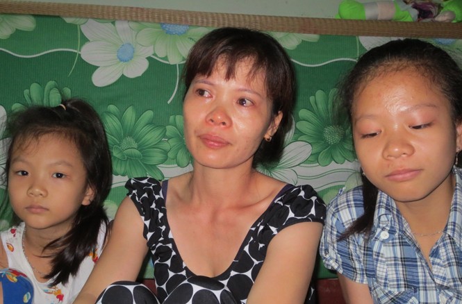 Hậu phương ấm của lính kiểm ngư Chị Nguyễn Thị Mão cùng hai con gái xúc động kể chuyện về bố đi làm nhiệm vụ. Ảnh: Tuấn Cường
