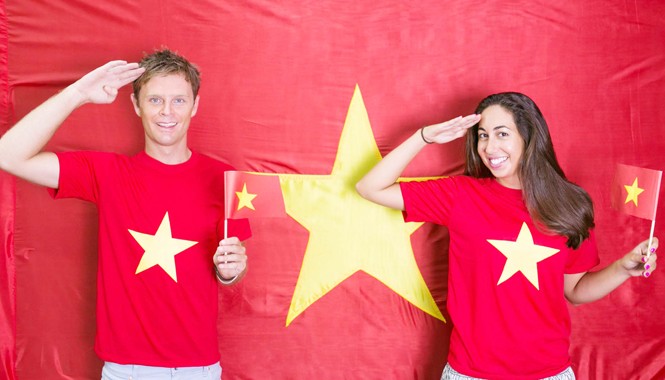 Chụp ảnh với quốc kỳ, hướng về biển Đông Những vị khách nước ngoài cũng xúc động cùng chụp ảnh hướng về biển Đông của Việt Nam. Ảnh: Thanh Trần