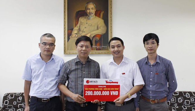 Trao 200 triệu đồng ủng hộ lực lượng làm nhiệm vụ tại Hoàng Sa Ông Nguyễn Minh Tâm (thứ hai từ phải sang), Giám đốc Kinh doanh Elmich Việt Nam trao biểu trưng số tiền ủng hộ cho Phó TBT Báo Tiền Phong Trần Thanh Lâm