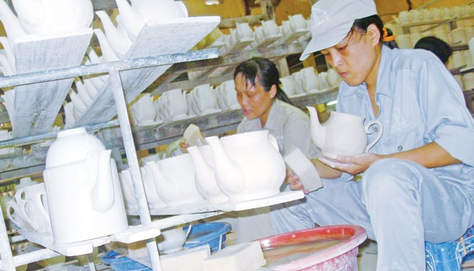 Tăng lương tối thiểu: Doanh nghiệp, người lao động đều lo? Mỗi lần nghe tăng lương, thay vì mừng, đa số NLĐ đều lo. Ảnh: Phong Cầm