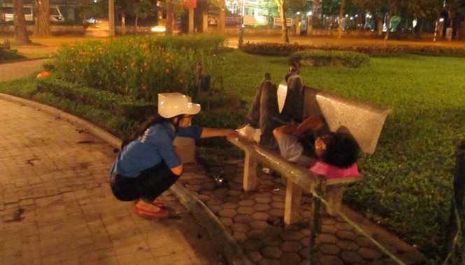 Đêm thứ sáu nghĩa tình Sinh viên trao gói quà nhỏ tới người vô gia cư lúc nửa đêm