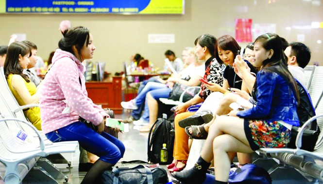 Rút giấy phép hãng bay để khách vật vờ? Hành khách bị chậm, hủy chuyến bay phải ngồi chờ ở sân bay Nội Bài-Hà Nội. Ảnh: Ngọc Châu
