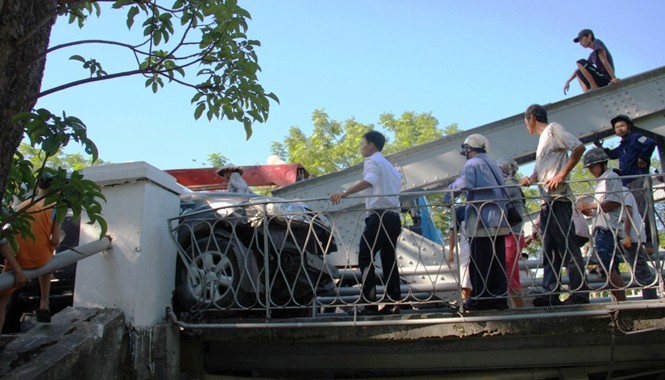 Xe con đâm bật lan can cầu Trường Tiền Xe con đâm bật lan can cầu Trường Tiền