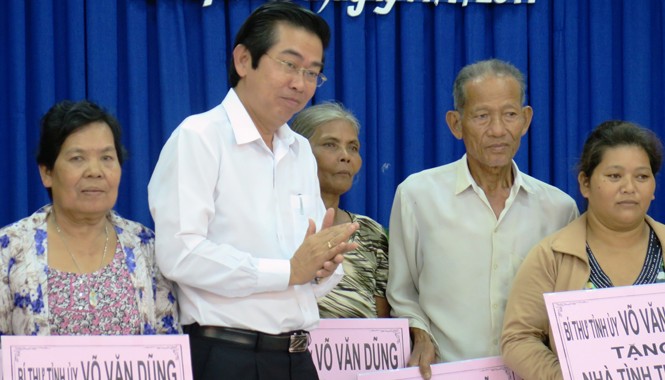 Hỗ trợ người Hoa, Khmer gặp khó khăn Bí thư Tỉnh ủy Bạc Liêu trao nhà tình thương cho đồng bào Khmer nghèo