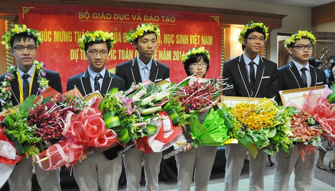 Trải nghiệm quý hơn huy chương vàng Chào đón đội tuyển quốc gia IMO 2014 của Việt Nam trở về từ Nam Phi ở sân bay Nội Bài trưa 14/7 (Phạm Tuấn Huy thứ 2, từ trái sang). Ảnh: Vĩnh Tường