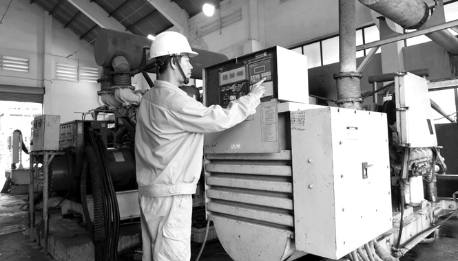Tăng tốc đầu tư nguồn và lưới điện tại Côn Đảo Vận hành máy phát điện diesel tại Côn Đảo. Ảnh: Hoàng- Tuấn