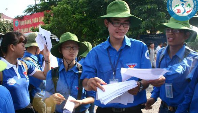 Tận tụy sẻ chia trong tình nguyện Bùi Văn Lâm (thứ 2, từ phải sang) đang tư vấn cho các thí sinh