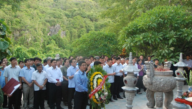 Lại chuyện thiêng ở Hang Tám Cô Dâng hương trước đền liệt sỹ