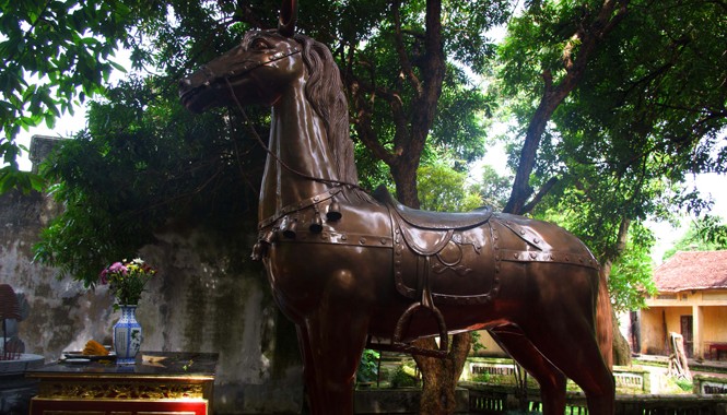 Vì sao ngựa sắt vẫn ngự ở đền Phù Đổng? Ngựa nặng hơn hai tấn vẫn ở trong khu vực 1 của di tích đền Phù Đổng. Ảnh: T.Toan