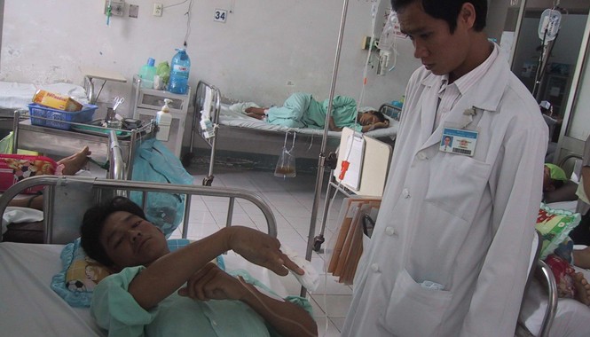 Rượu bia và những con số đáng sợ Rượu bia quá mức đang hủy hoại sức khỏe con người. Ảnh: L.N