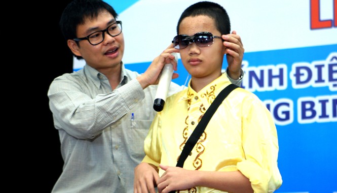 “Mắt thần” cho người khiếm thị TS Nguyễn Bá Hải hướng dẫn cách sử dụng kính điện tử giúp tránh vật cản cho học sinh khiếm thị