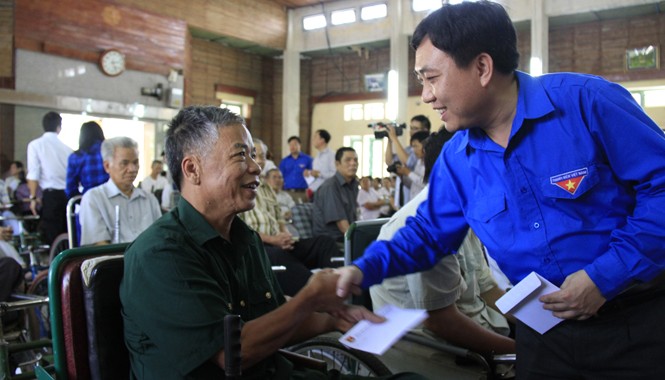 Tuổi trẻ tri ân thương binh, liệt sỹ Anh Nguyễn Mạnh Dũng tặng quà cho thương binh điều trị tại Trung tâm điều dưỡng thương binh Thuận Thành. Ảnh: Trường Phong
