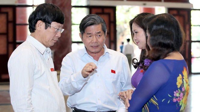 Tăng đại biểu chuyên trách để đổi mới hoạt động Quốc hội Đại biểu Quốc hội trao đổi bên hành lang kỳ họp. Ảnh: Hồng Vĩnh