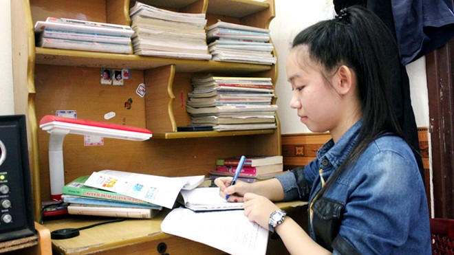 Thủ khoa dạy suốt hè kiếm tiền lo học phí Mang bệnh tim trong người, gia cảnh khó khăn nhưng Hương cáng đáng hết việc nhà và học rất giỏi