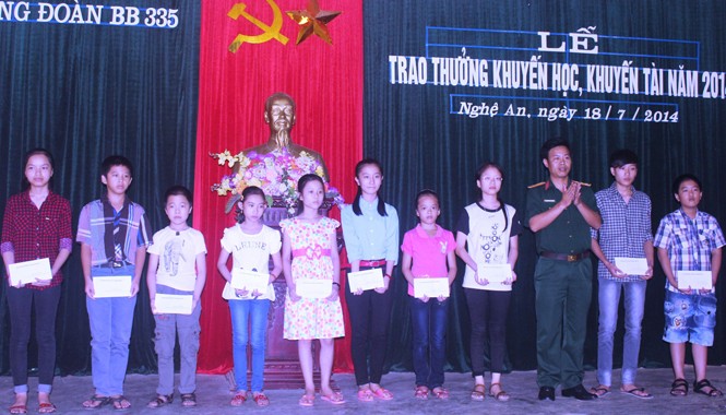 Nâng niu con chữ ở hậu phương Lãnh đạo, chỉ huy Trung đoàn 335 trao thưởng cho các cháu đạt thành tích cao năm học 2013 -2014