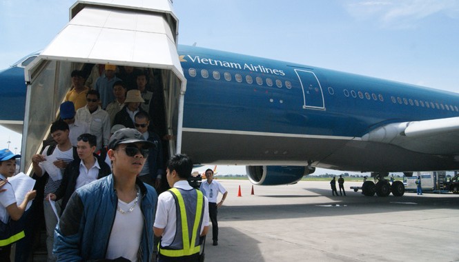 Sau niềm vui là nợ nần, thất nghiệp Những lao động đầu tiên xuống máy bay ngày 10/8 tại sân bay Nội Bài. Ảnh: P.C - L.H.V