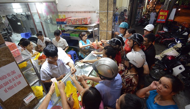 Nhiều nơi bán nguyên liệu cho khách tự làm bánh trung thu Khách hàng tấp nập xếp hàng mua bánh trung thu trên đường Thụy Khuê, Hà Nội. Ảnh: Như Ý