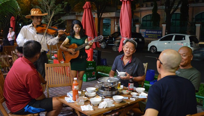 Sài Gòn mưu sinh đêm Anh Minh, chị My đến tận bàn chơi đàn khi được yêu cầu. Ảnh: N.B