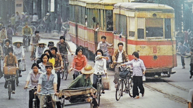 Nhớ tàu điện ngẫm về buýt Tàu điện leng keng là nét văn hóa riêng có của Hà Nội trong gần một thế kỷ