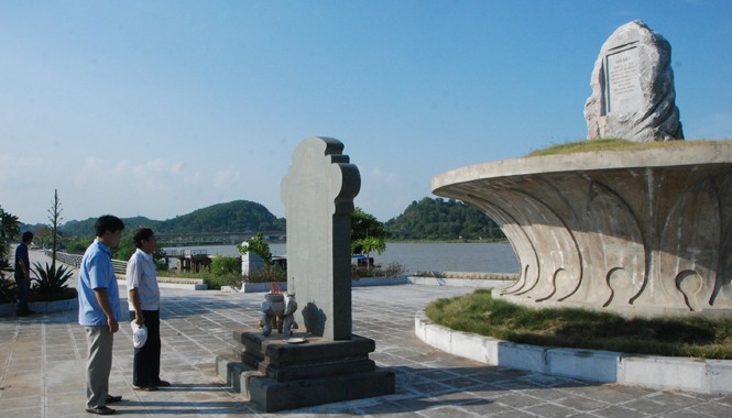 Hàm Rồng nhớ nhớ, quên quên - kỳ cuối: Đằng đẵng nỗi niềm Bia kỷ niệm sự kiện bi thương. Ảnh: Xuân Ba