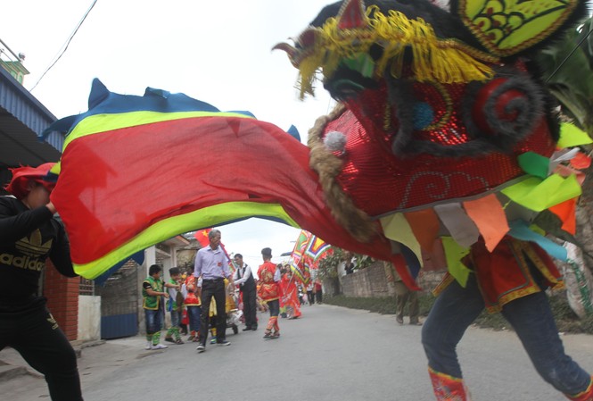 Dâng cá trắm khổng lồ tưởng nhớ Tướng công Kiều Công Hãn Dâng cá trắm khổng lồ tưởng nhớ Tướng công Kiều Công Hãn