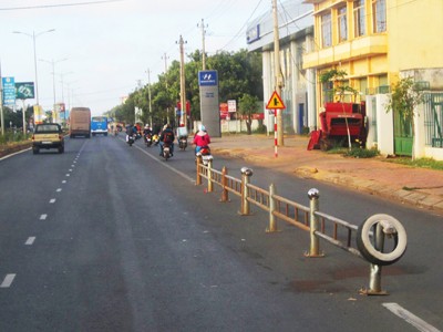 Dân tự tạo 'biển báo' giao thông nguy hiểm Biển báo bằng lốp xe trước cổng Bệnh viện Thiện Hạnh