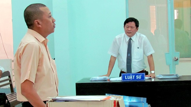 Đề nghị điều tra giả mạo hồ sơ Ông Nguyễn Phong Quang, Giám đốc Cty Rồng Việt và luật sư Trần Đình Triển tại phiên tòa. Ảnh: Nguyễn Đình Quân